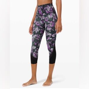 4019- Lululemon Wunder Under HR Crop 23" *Scallop Full-On Luxtreme
Floral Shift